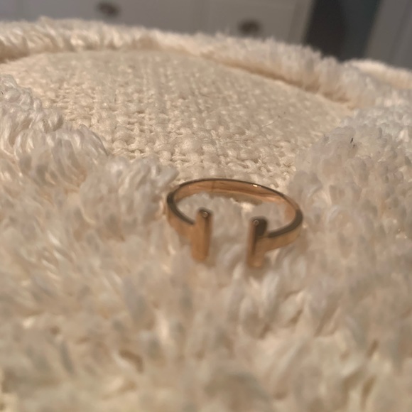 Jewelry - Rose gold T ring